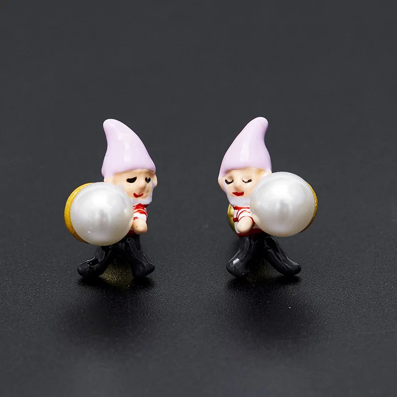 

Fashion Cartoon Design Lovely Enamel Glaze Pink Hat Mini Dwarf Glass Pearl Stud Earrings Christmas Ear Clip Y2k Jewelry for Kids