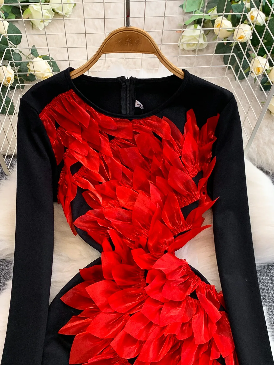 Faionable Round Ne Embellied Feather Heavy Work Slim Fit Damen Dr. Herbstsaison Body ein langes Rock-Abendkleid