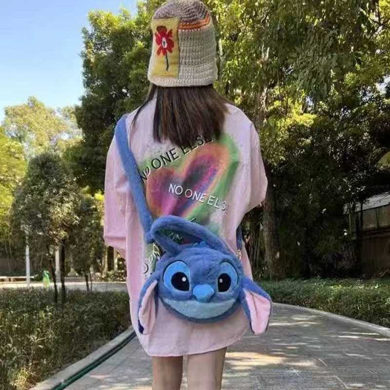 กระเป๋าสะพายไหล่ลายดิสนีย์สติทช์ การ์ตูนลิโลแอนด์สติทช์ กระเป๋าเป้ตุ๊กตาขนนุ่ม ของเล่นตุ๊กตาขนนุ่ม กระเป๋าสะพายข้างสำหรับเด็กผู้หญิง กระเป๋าถือตุ๊กตาขนนุ่ม ของขวัญคริสต์มาส