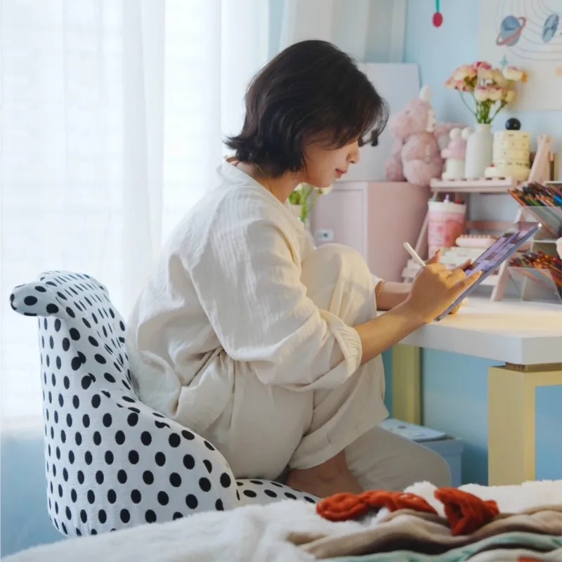 

MOMO High-End Rotating Dressing Stool for Makeup Chairs Adjustable Height Niche Design for Dressing Room