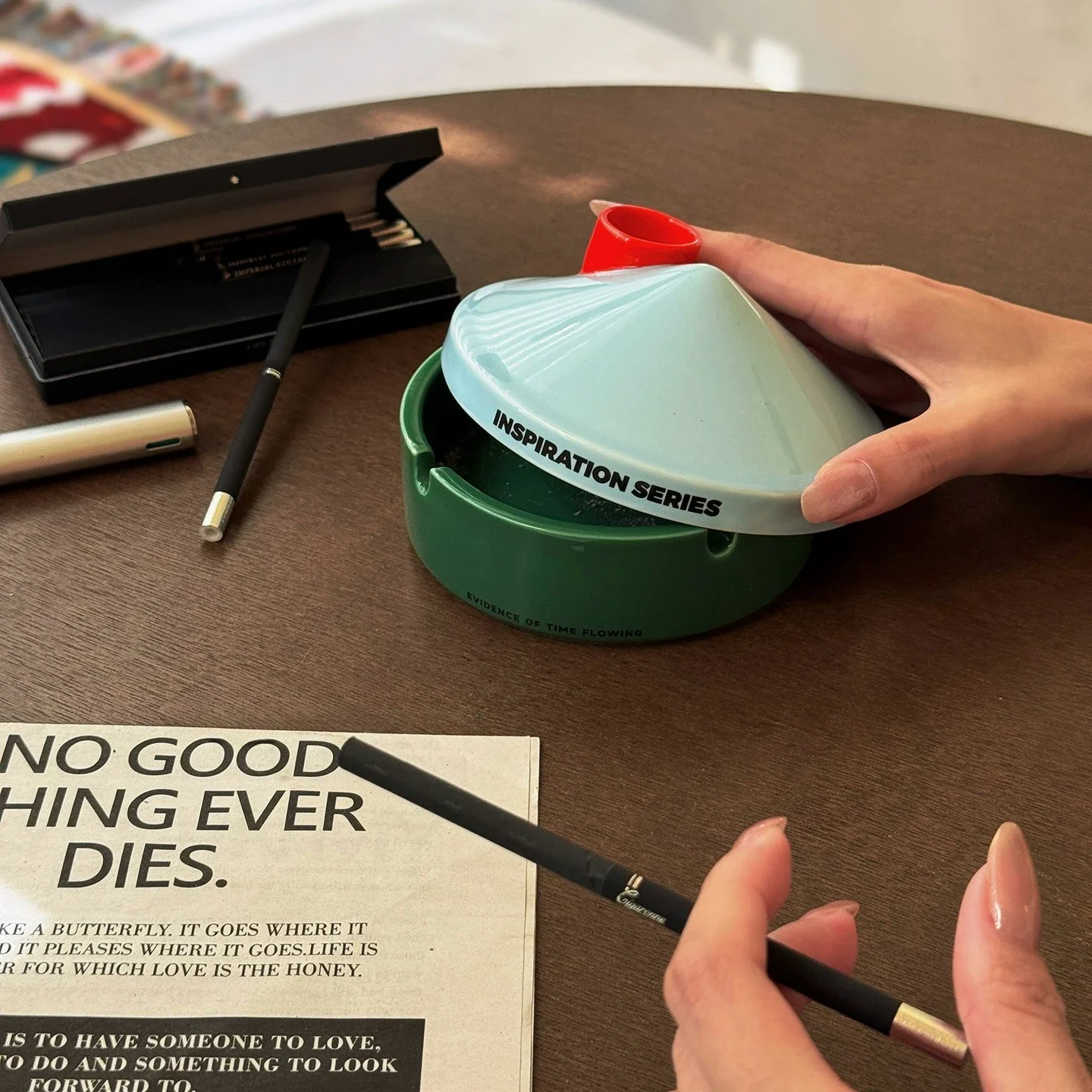 Small house ashtray ins niche dopamine color ceramic with cover anti-fly ashtray gift