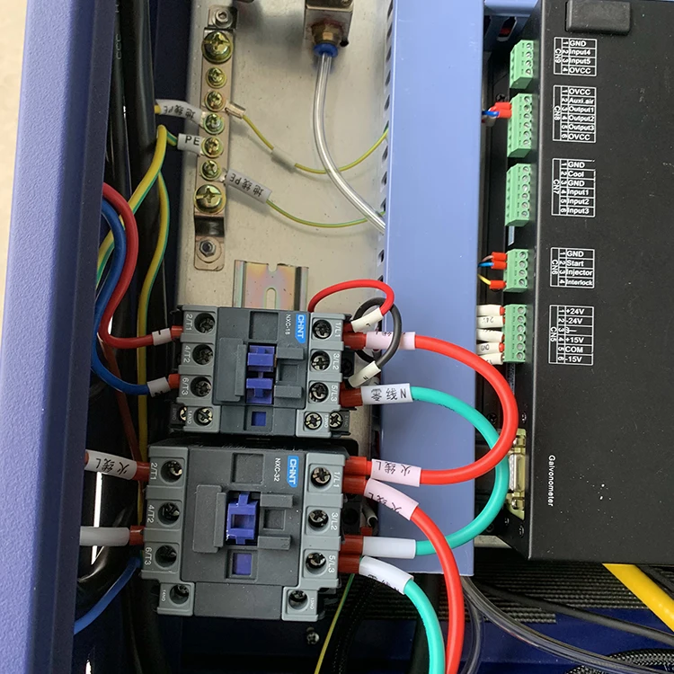 Pulitore laser a impulsi portatile Vernice per superfici antiruggine di metallo Mini pulizia laser Macchina per la pulizia laser con zaino da 50 W