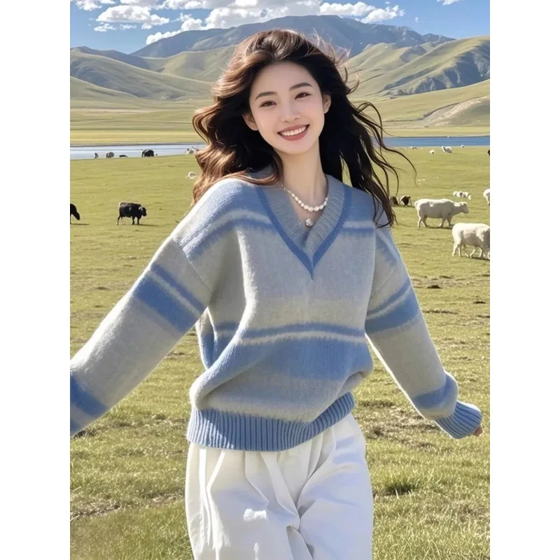 

Ленивый осенне-зимний свитер во французском стиле. Модный и элегантный свитер с заниженными плечами и v-образным вырезом.