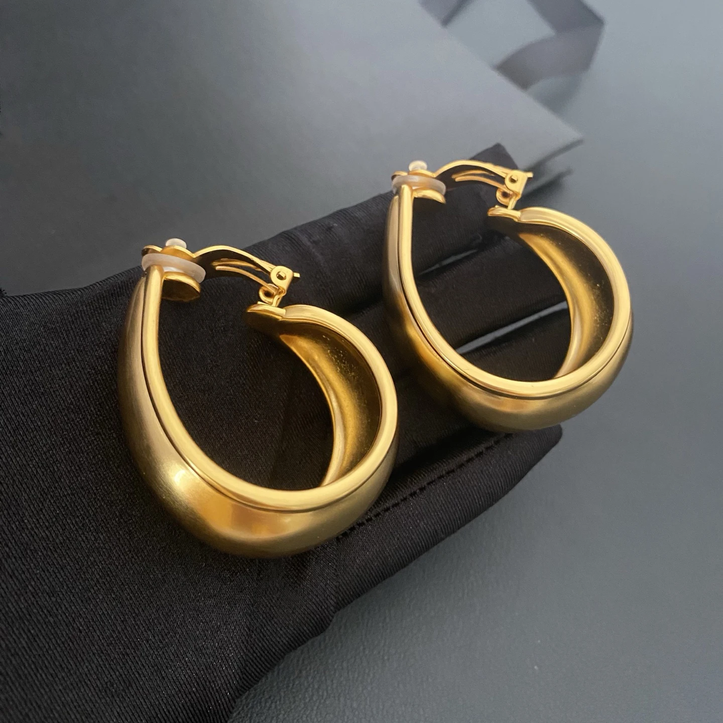 

Europe Luxury Brass Plated Gold Smooth Wide Earrings Top Quality Ear Clip Women Designer Model Runway Style Jewelry Trend