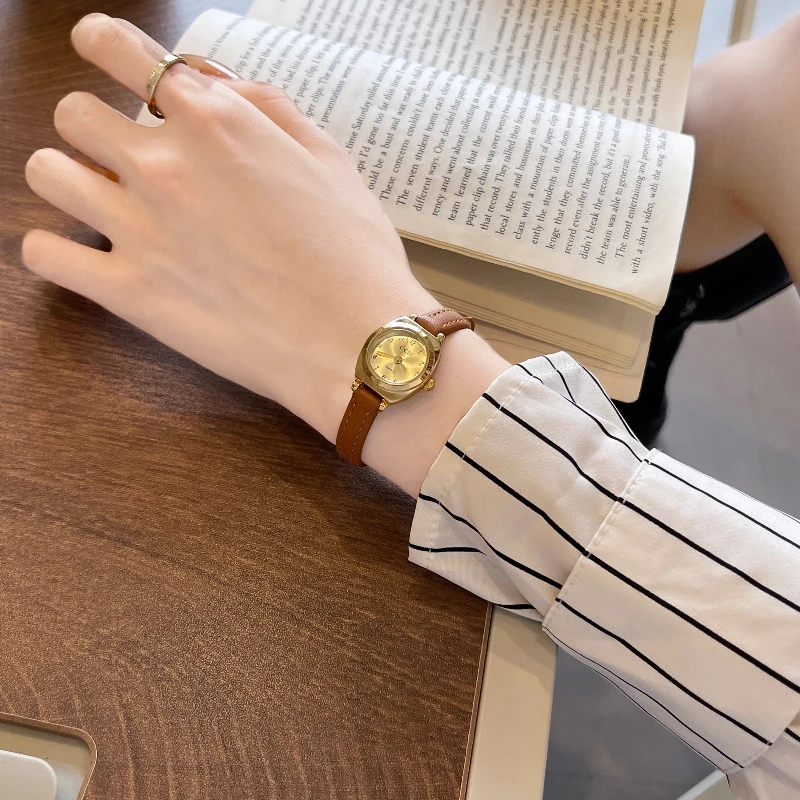 Classic Trend Ladies Watch Fashion Light Luxury Niche Small Exquisite Retro Student 2025 New Quartz Watch Birthday Gift