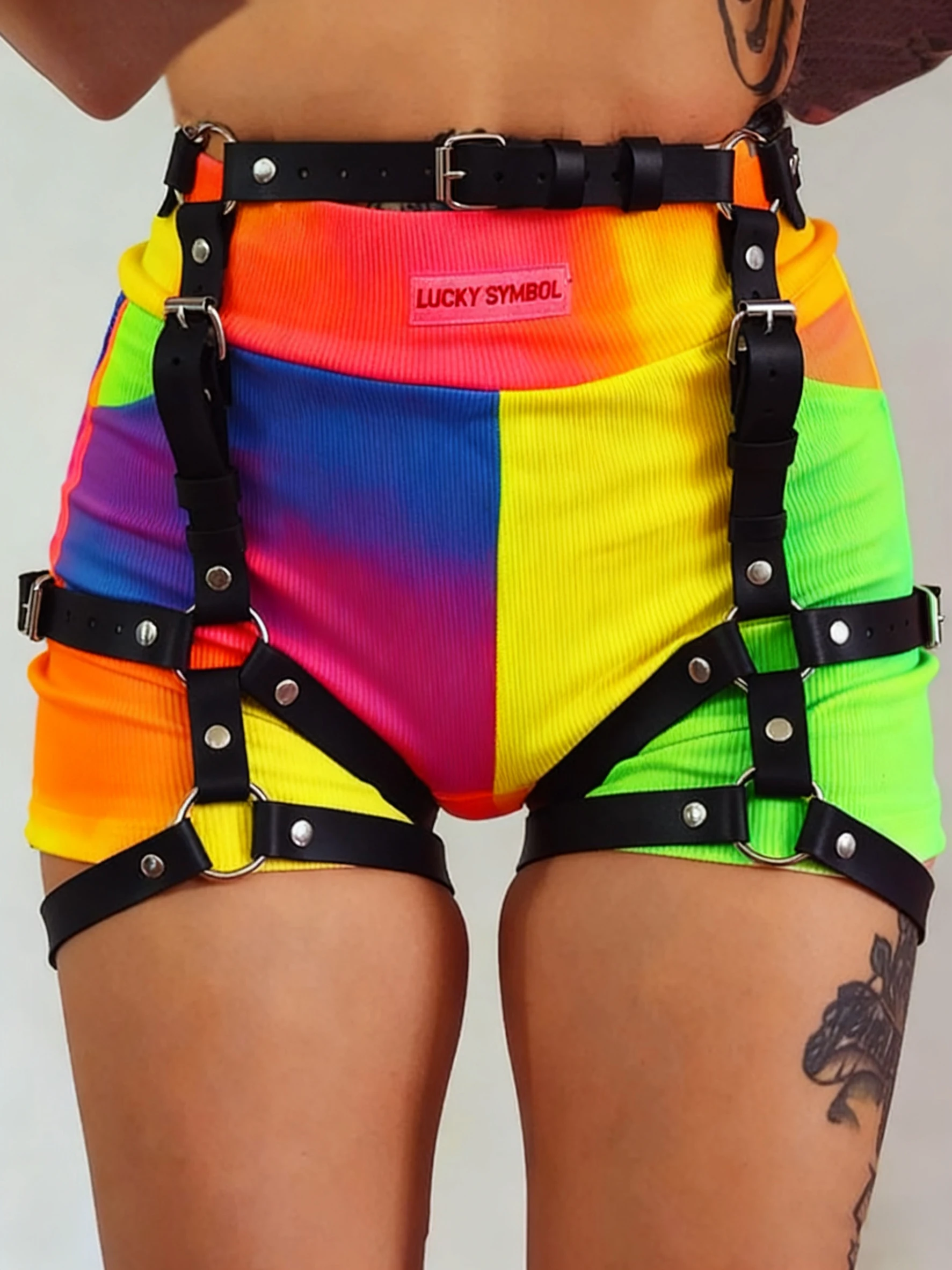 Damski czarny pas z paskami do pończoch z ekoskóry - regulowany, wielopaskowy pasek z pierścieniami do stylizacji punkowych i grungeowych