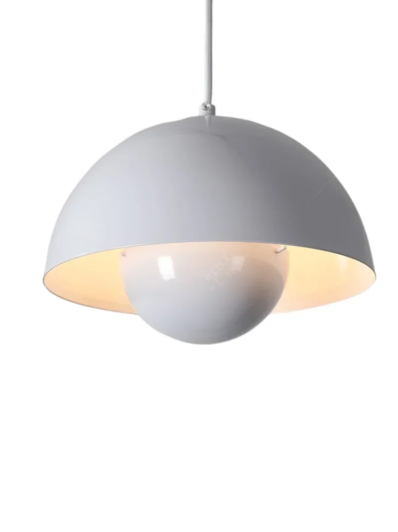 

The chandelier is simple and modern and creative, the three-head bar light is creamy Internet celebrity dining room