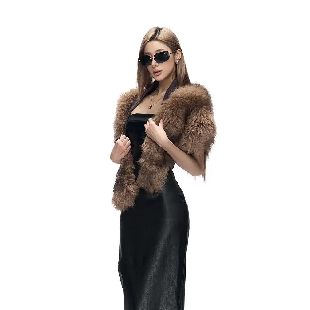 Women's fur-knit patchy shawl and scarf. The front part is made of fur, while the back part is knitted with ribbing. It provides