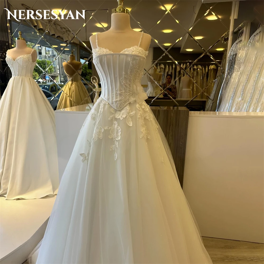 

Nersesyan Vintage Lace Wedding Dresses Spaghetti Straps A-Line Applqies Sleeveless Bridal Gowns Backless 3D Flowers Bride Dress