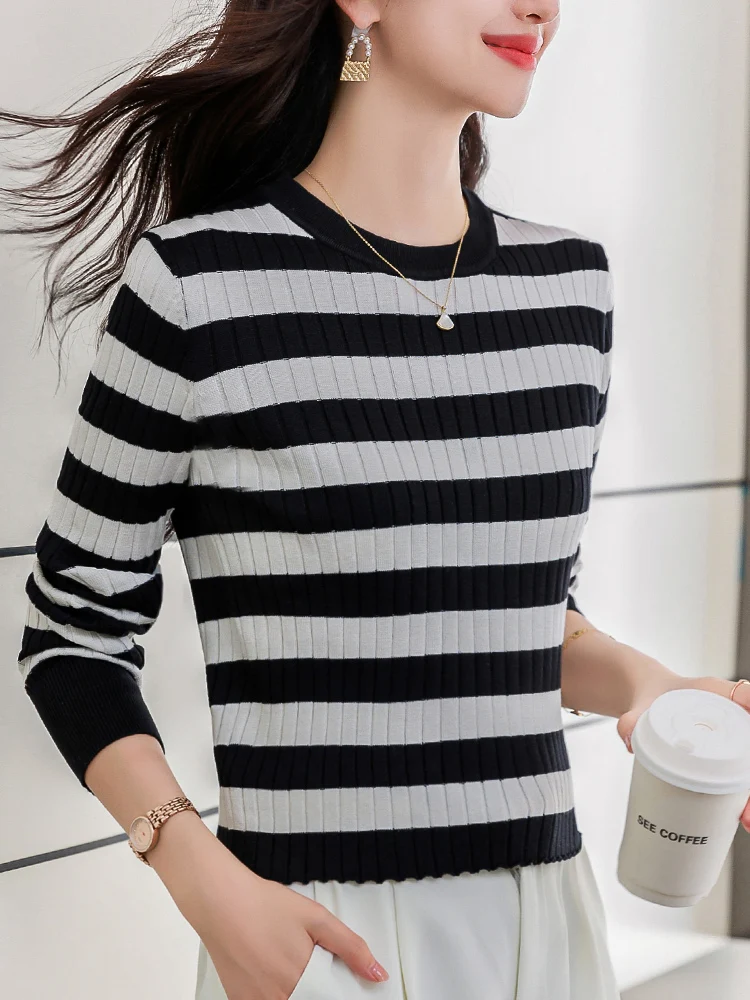 เสื้อไหมพรมถักลายทางสำหรับผู้หญิง แขนยาว ทรงเข้ารูป รุ่นใหม่ประจำปี 2024 เหมาะสำหรับใส่เป็นเสื้อตัวในช่วงฤดูใบไม้ร่วง สไตล์เรียบง่าย เหมาะสำหรับใส่ไปทำงาน