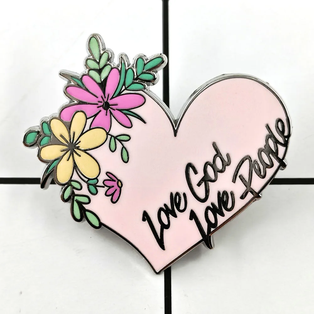 Liebe Gott, liebe Menschen – Brosche, Blumen- und Herzform, rosa Abzeichen, Glaube, Segen, Metallnadel, modischer Kragenanhänger, Rucksackzubehör. – Detail 1