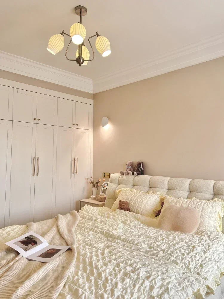 

Кремовая кровать из сладкой ваты, главная спальня, маленькая квартира, итальянский минималистичный сетчатый красный мягкий мешок, двойная тканевая пышная кровать