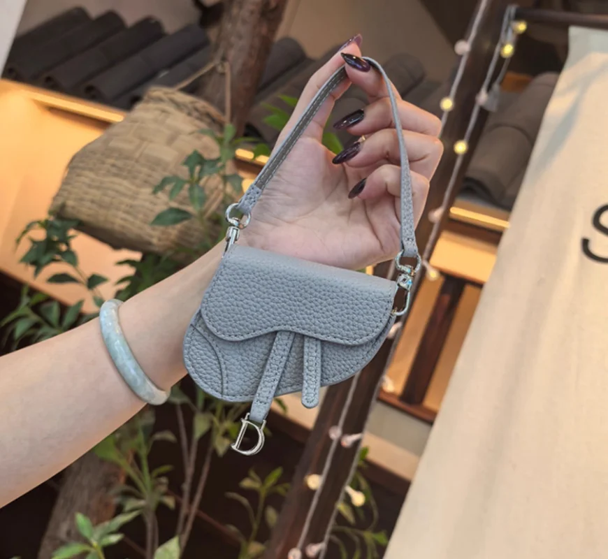 BJD 인형 가방은 1/3, 1/4, 1/6, 1/8 사이즈에 적합하며, 새들백, 펜던트, 창의적인 이어폰 케이스, 수납 가방 및 인형 액세서리로 활용 가능합니다.