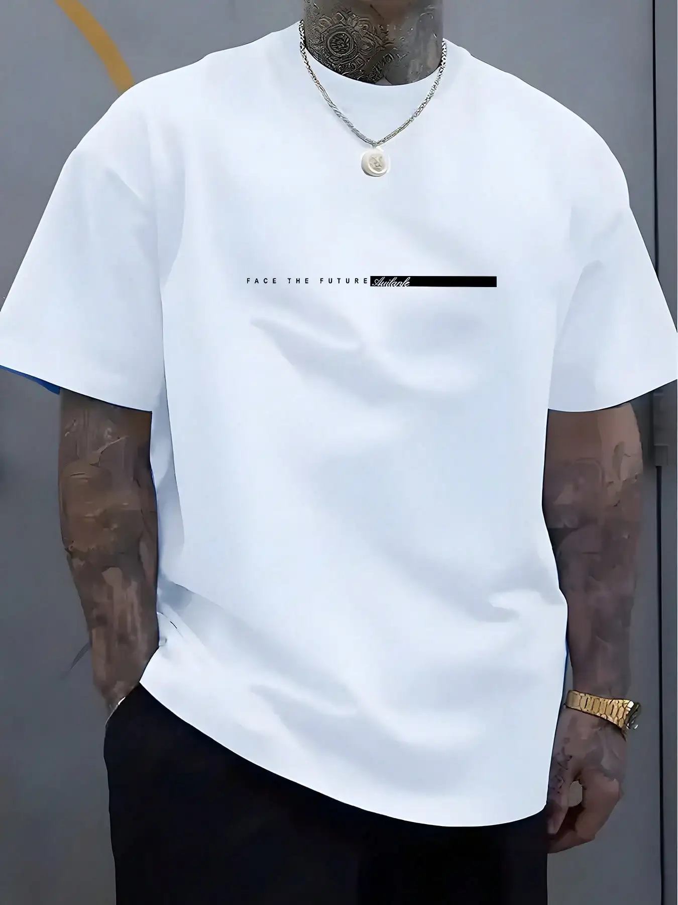 

Мужская белая футболка с круглым вырезом и коротким рукавом с минималистичным буквенным принтом