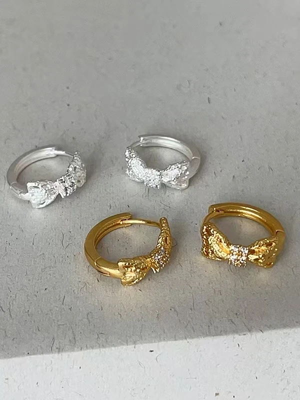 brincos-de-argola-elegantes-e-modernos-com-textura-de-laco-borboleta-e-circulo-dobrado-joias-femininas