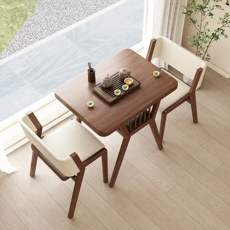 

Набор для отдыха на балконе: один стол и два стула из массива дерева, маленький чайный столик, комплект из трех предметов, для небольшой квартиры, креативный дизайн для двора.