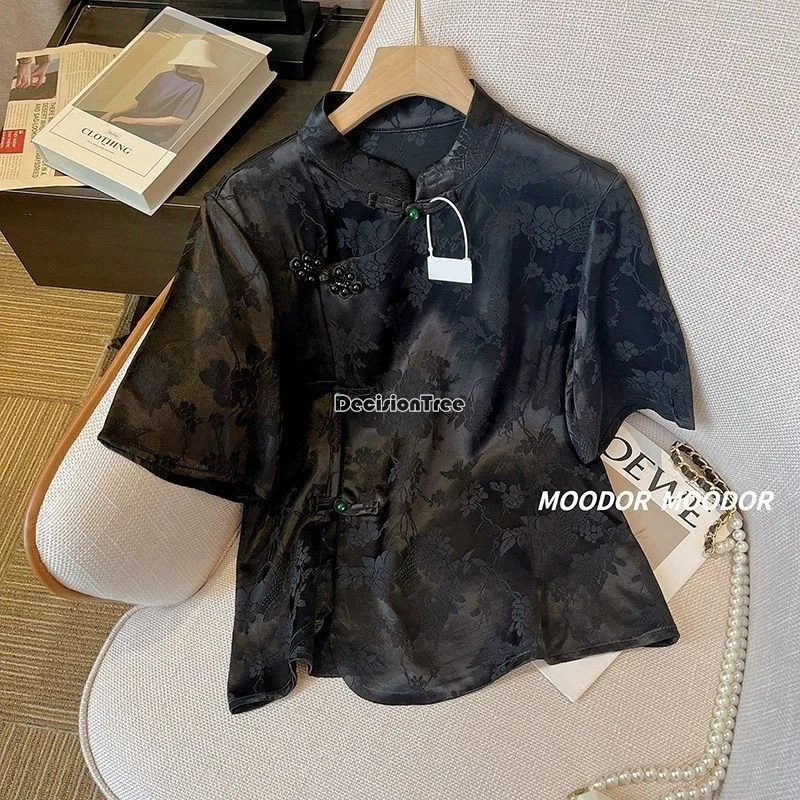 بدلة تانغ سوداء جديدة على الطراز الصيني لعام 2025 قميص نسائي صيفي على الطراز الصيني بتصميم عتيق من الساتان بياقة واقفة وأكمام قصيرة قميص شيونغسام #3