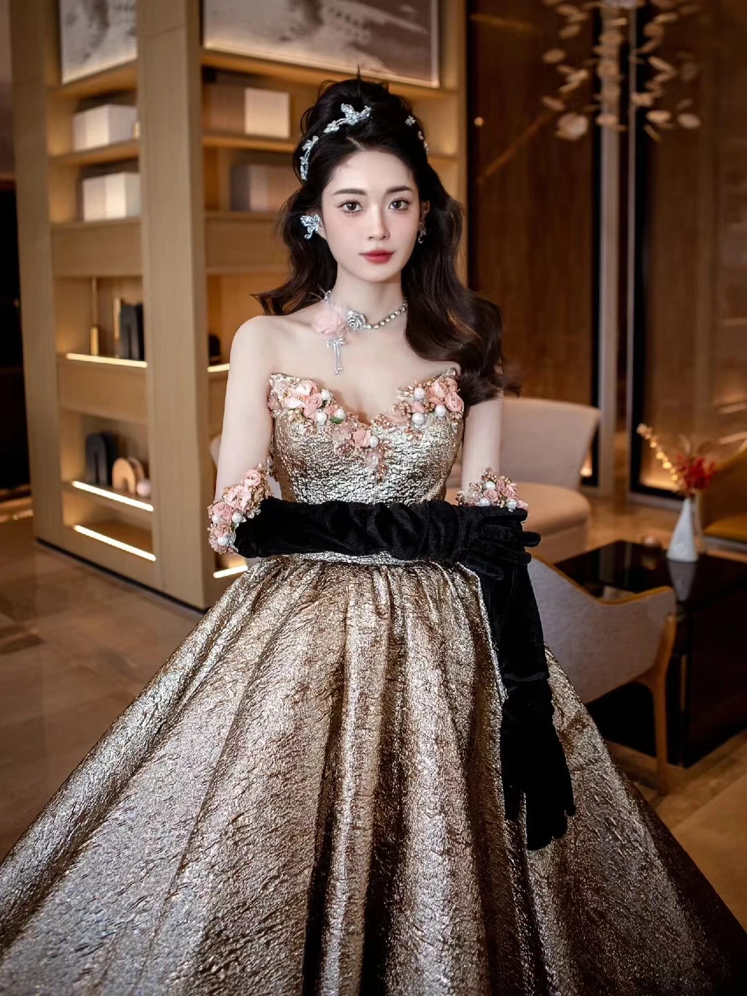 Customized Luxury Princess Gold Evening Dress V-neck A-line Sparkling Flower Beading with Black Velvet Gloves Formal Party Gown