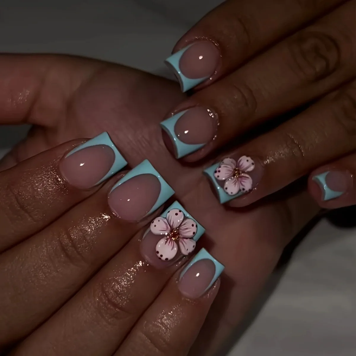 

24Pcs Blue Edge French Design False Nail Short Square Head Press on Fake Nails 3D Flower Reusable Finished Full Cover Nails Tips