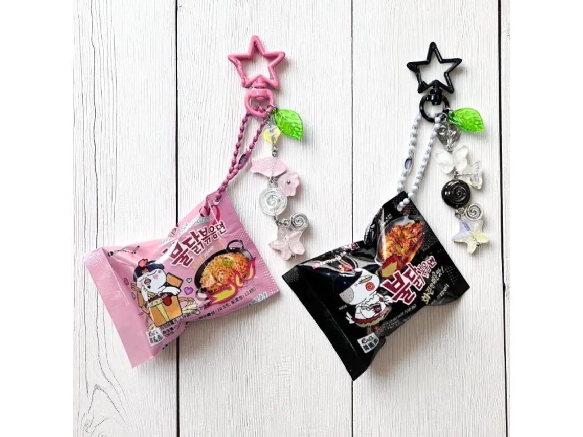 Llavero de ramen picante, llavero de bolsa de fideos K, encanto de comida hecho a mano, regalos de comida
