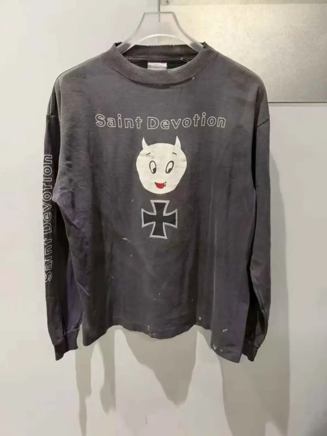 camiseta-de-manga-larga-saint-mxxxxxx-ss26-con-estampado-de-letras-devil-estilo-vintage-lavado-y-desgastado-holgada-estilo-streetwear-americano