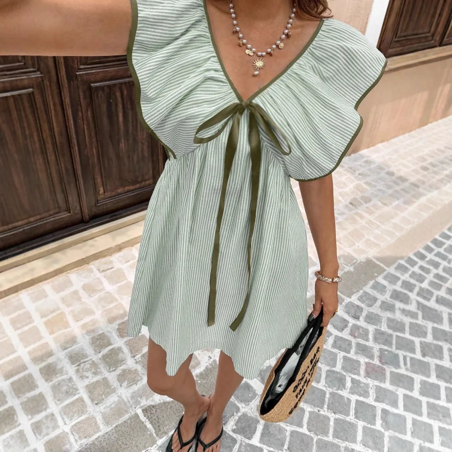シンプルでセクシーなレディースワンピース 夏の新作ファッション ストライプ柄 Vネック レースアップ フリル付きフライングスリーブ ボヘミアンミニワンピース 女性用 プロム2026