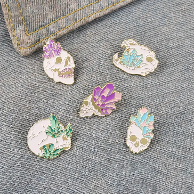 Pin esmaltado de esqueleto de cristal personalizado, broches de calavera de mineral verde, azul y morado, insignias para bolsa, ropa, joyería gótica Punk, regalo para amigos