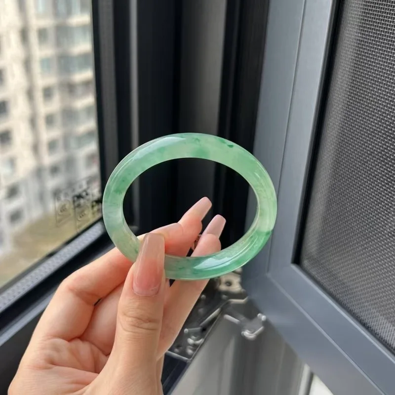 -clear, single-dragon jade floating floral patterns; high-quality jadeite bracelet with an ice-like texture