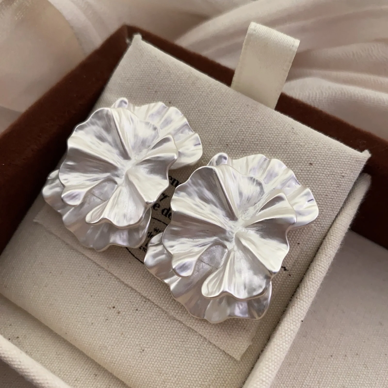 

Серебряные серьги-гвоздики с цветами для женщин, гиперболические винтажные украшения, дворцовый стиль, модные элегантные большие серьги Aretes De Mujer