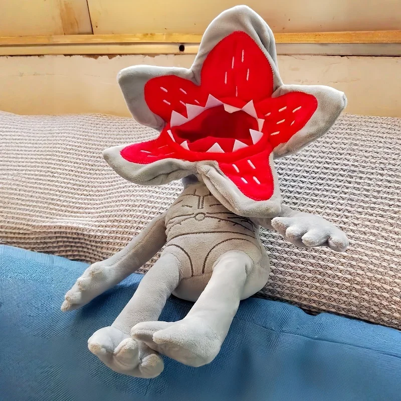 

Очень странные вещи, трансграничные новые странные истории, окружающие куклы, хризантемы, монстры, человек, едят цветы, подарки, плюшевые игрушки