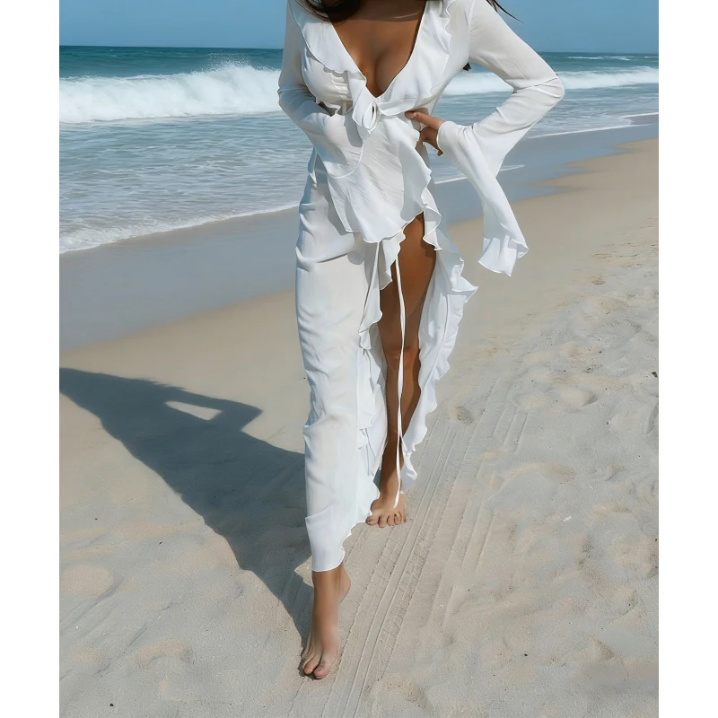 Sommerliches, weißes, leichtes und dünnes Strandkleid mit langen Ärmeln, Rüschen, V-Ausschnitt, Taillenbindung und Schlitz.