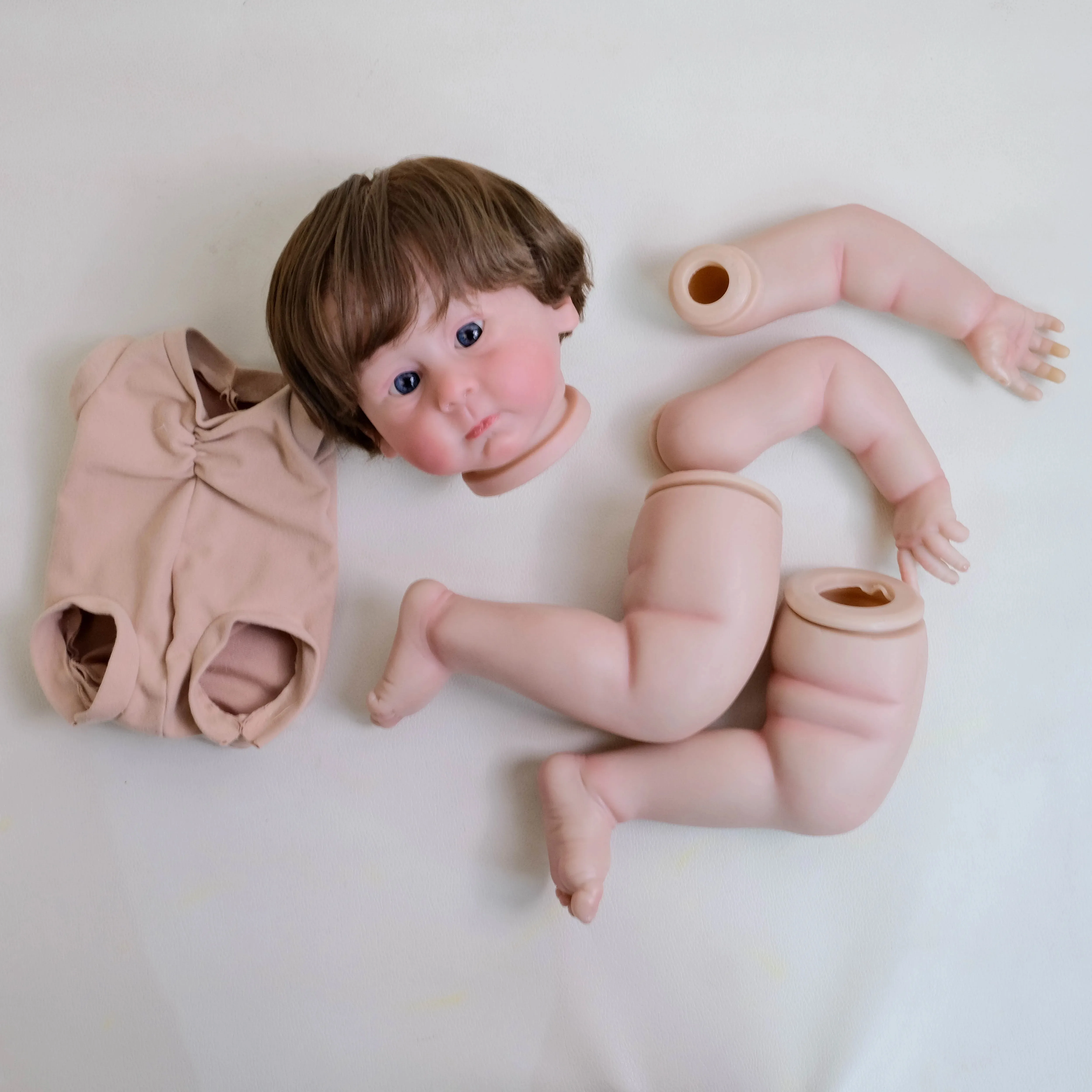 22 بوصة Huxley Reborn Doll Kit نابض بالحياة المفككة طبقات متعددة اللوحة أجزاء الدمية مع الأوردة المرئية اليد الجذور الشعر البني