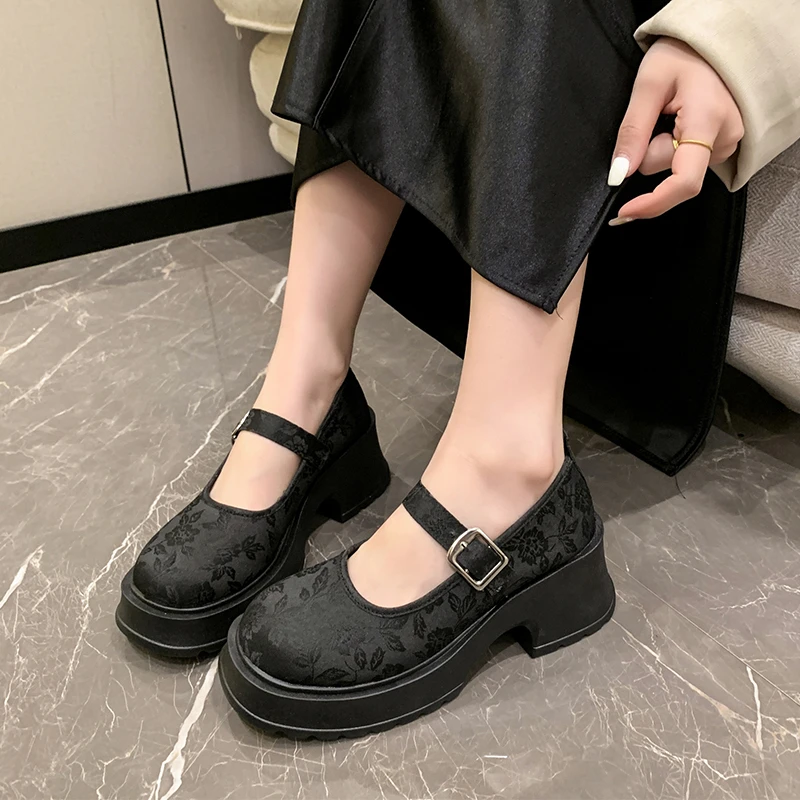 Sandali da donna SummerNew tacchi alti testa tonda fibbia ricamata Mary Jane scarpe Casual Comfort aumento scarpe Lolita antiscivolo