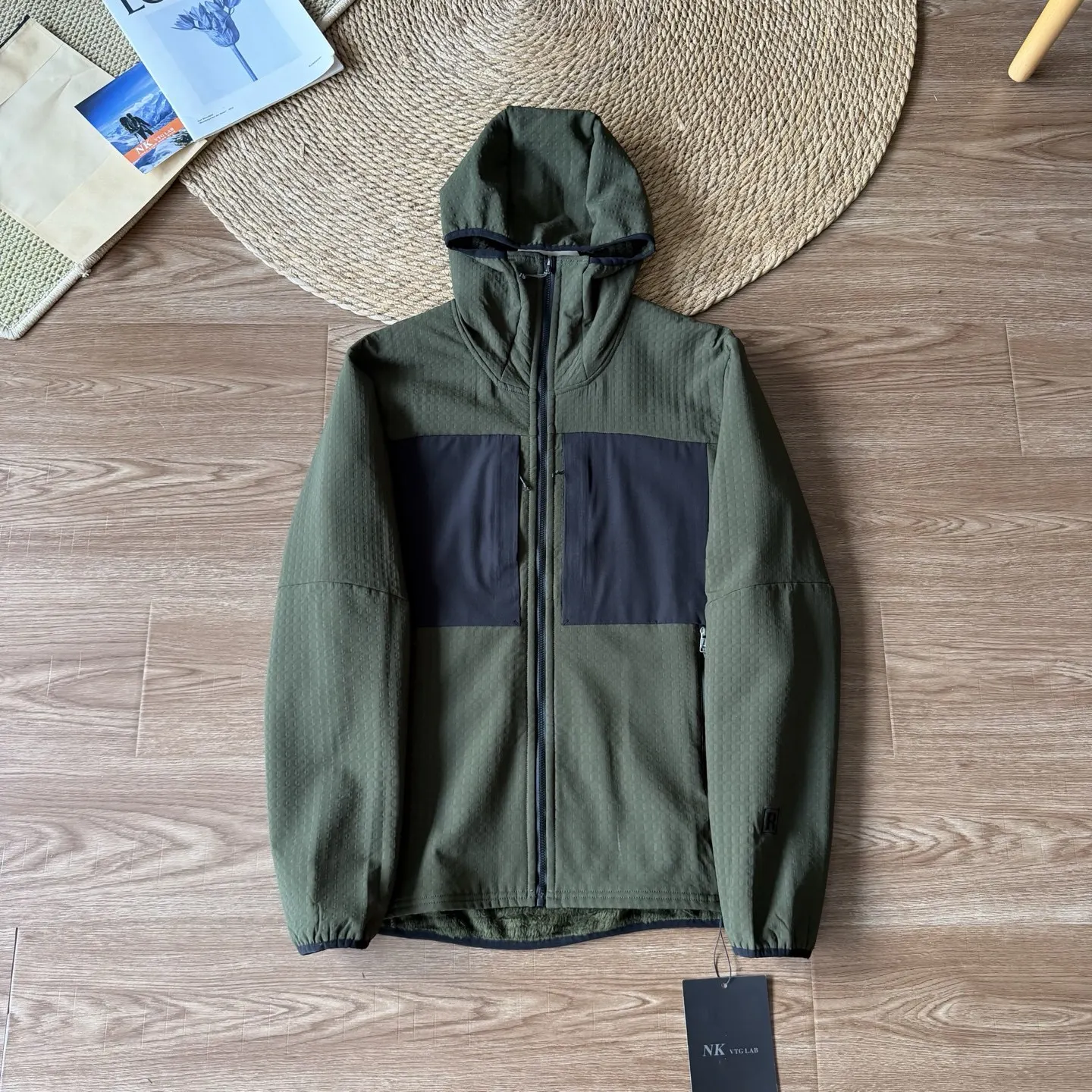 Herren Outdoor Wasserdichte Fleecejacke – Atmungsaktiver Thermomantel mit Kapuze und Farbblock-Design für Wandern & Camping – Detail 4