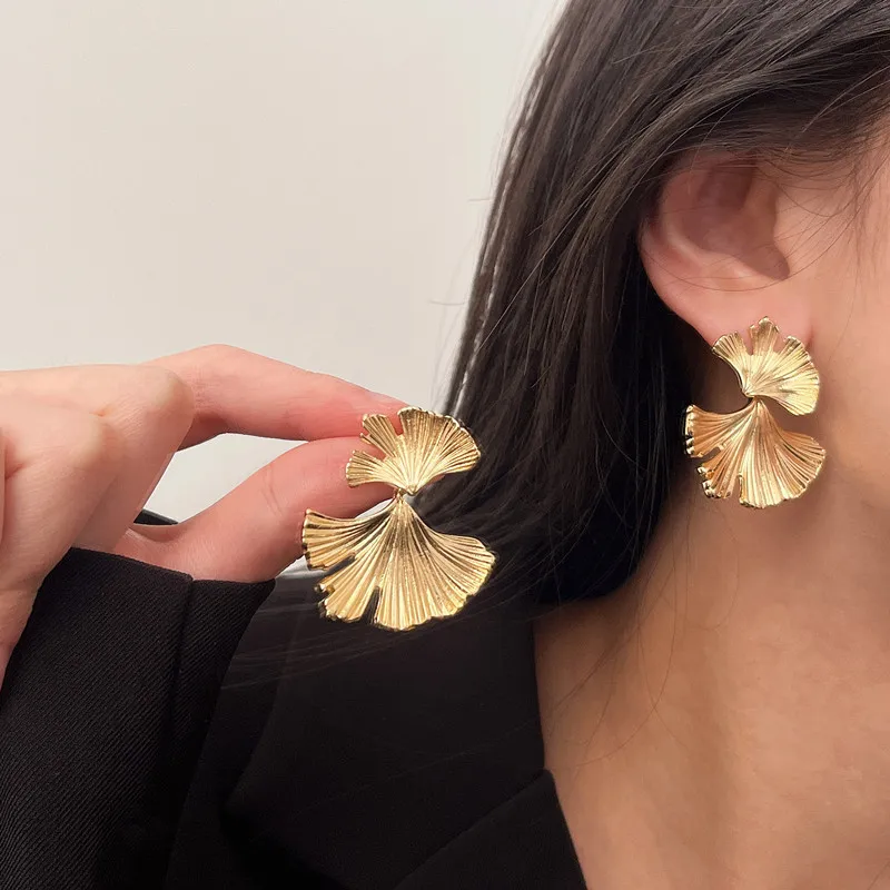 Pendientes simples de Metal de Color plateado para mujer, aretes de hoja de Ginkgo de Planta grande, Pendiente de tuerca de declaración de moda, regalo de joyería