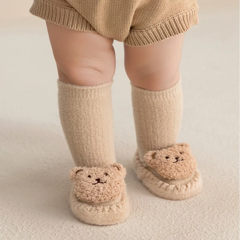 أحذية أطفال الرضع للفتيات والأولاد الكرتون الدب طفل أول مشاية شتوية سميكة دافئة داخلي الوليد الطابق المنزل صبي جوارب بناتي