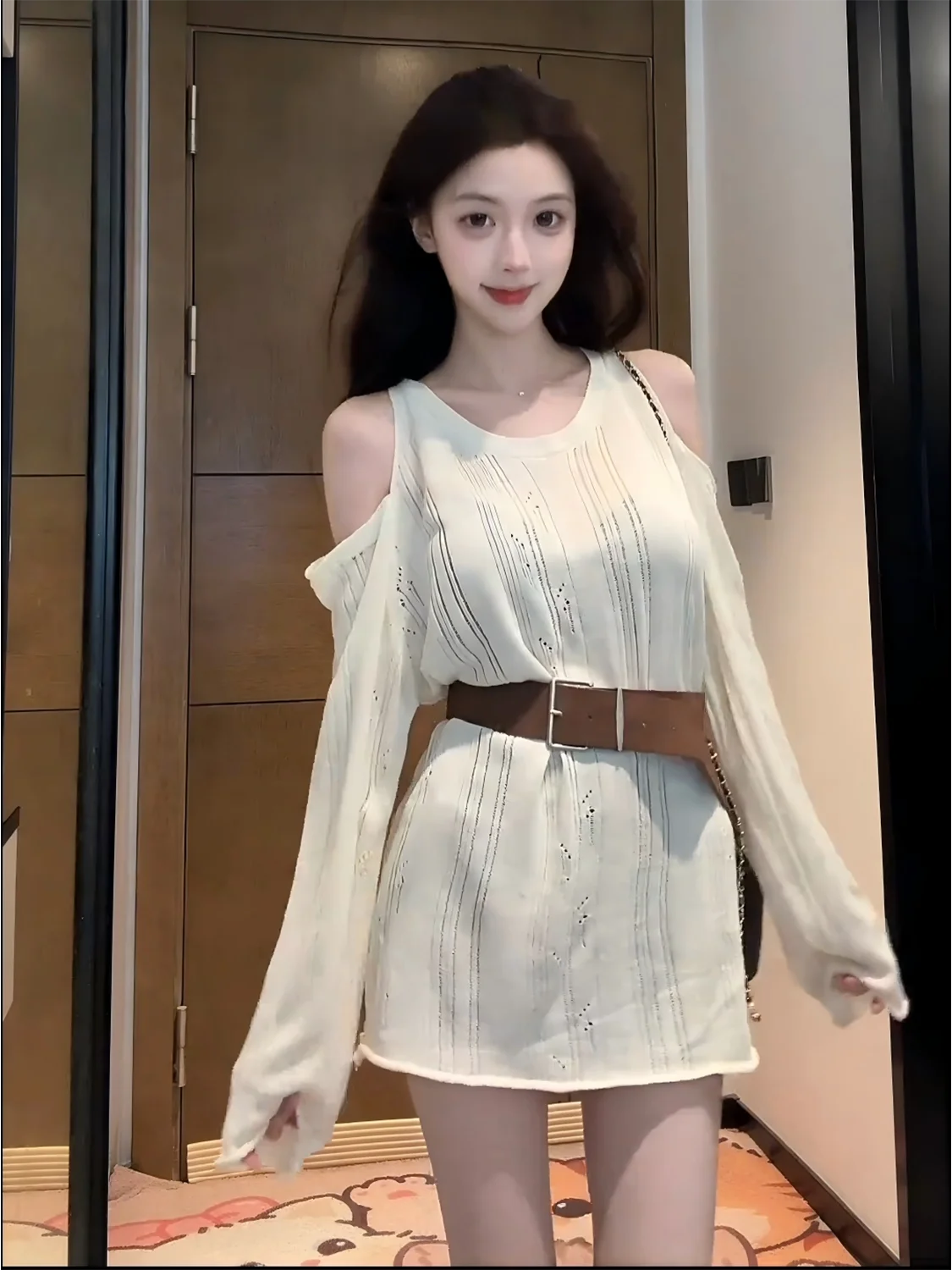 

Новая весенне-летняя модная трикотажная футболка с длинным рукавом и открытыми плечами, средней длины, для женщин, с защитой от солнца, облегающая, скрывающая недостатки фигуры.