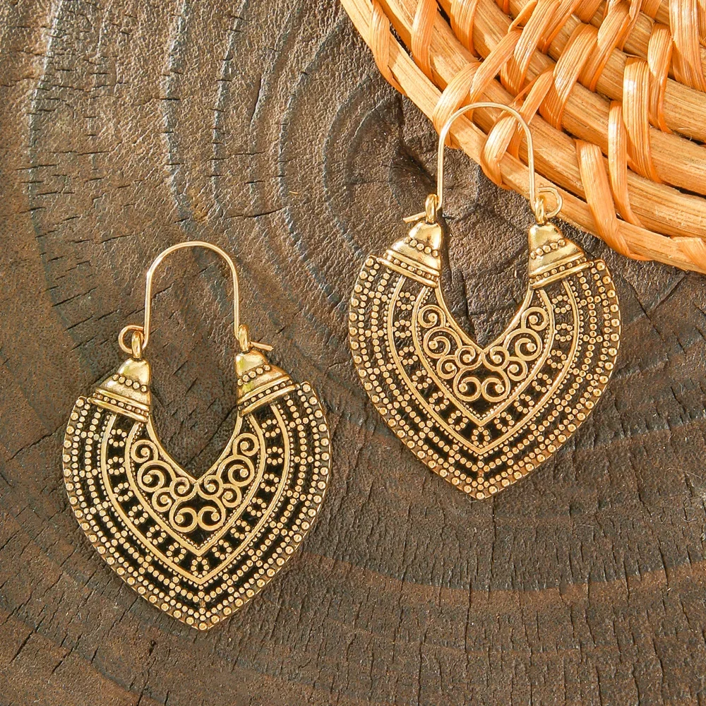 Vintage Boho Goldfarben Pfirsichherz-Ohrringe für Frauen Antike Hohl Geschnitzte Metall-Hakenohrringe Piercing Indischer Schmuck