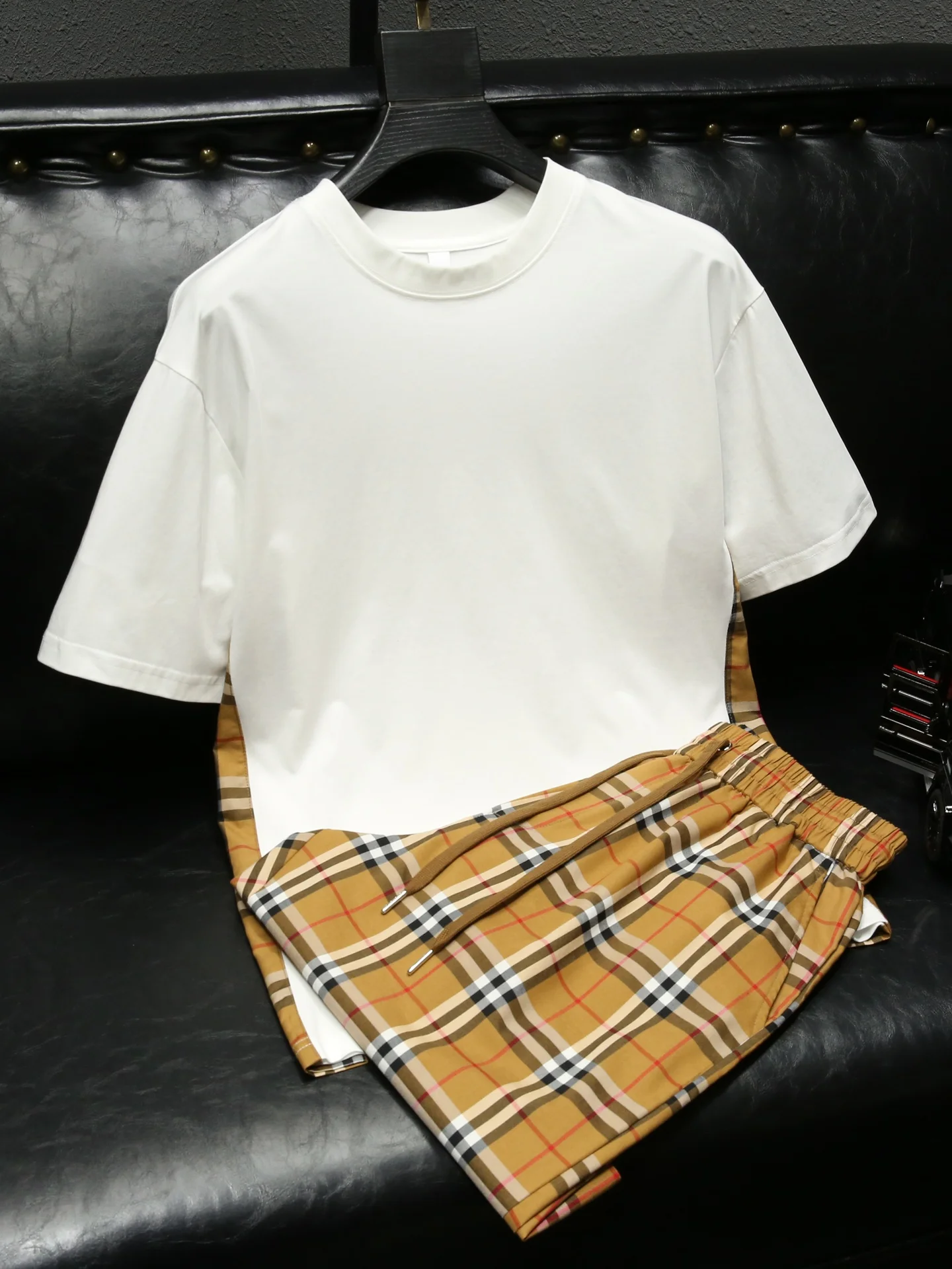 Conjunto de Roupas Casuais para Homens, Verão, Novo, Camiseta de Manga Curta, Calças Curtas Xadrez, Mistura de Algodão e Poli...