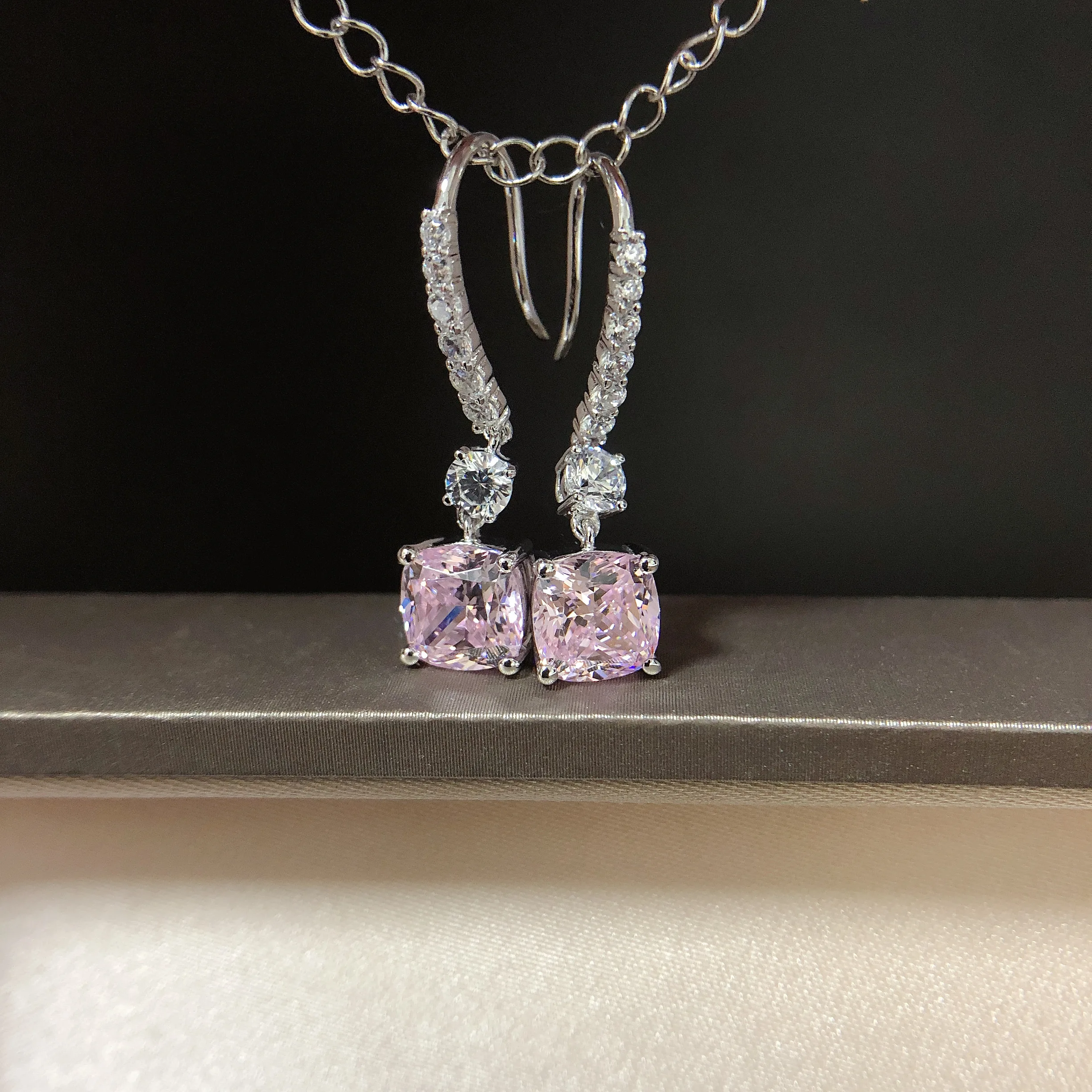 (4 Karat insgesamt) 2 Karat pro Stück, Ohrstecker mit rosa Diamanten im Cushion-Schliff, 18 Karat Weißgold, AU750, Damen-Schmuck, E060 – Detail 5