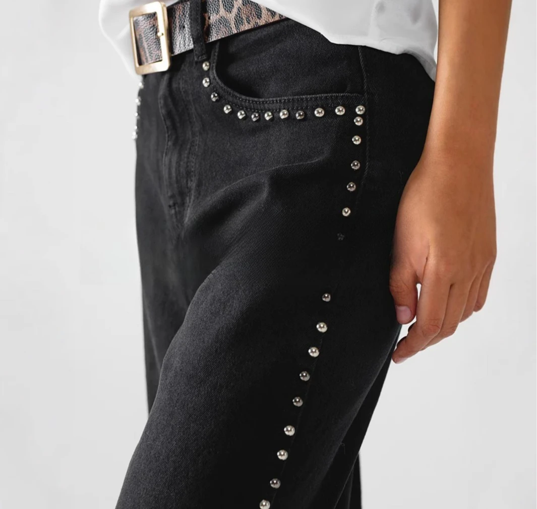Czarne jeansy damskie w stylu Y2K retro z różową gwiazdą na kieszeni z tyłu, nitami po bokach, prostymi nogawkami, casualowe spodnie dżinsowe w stylu streetwear.