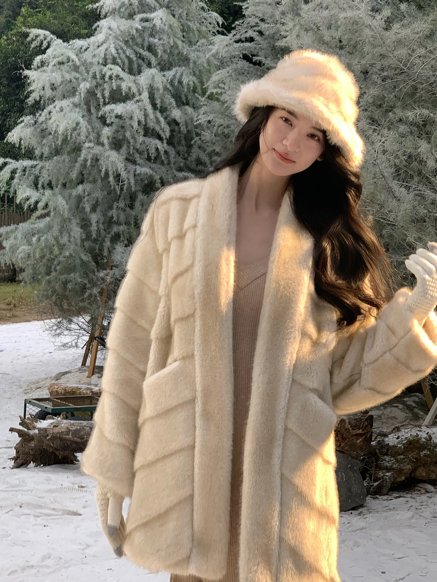 

Искусственный меховой пуховик Ele: длинный и короткий фасон, высококачественная экологичная верхняя одежда с эффектом натурального меха, приятная на ощупь, настолько, что словно на мгновение окутывает.