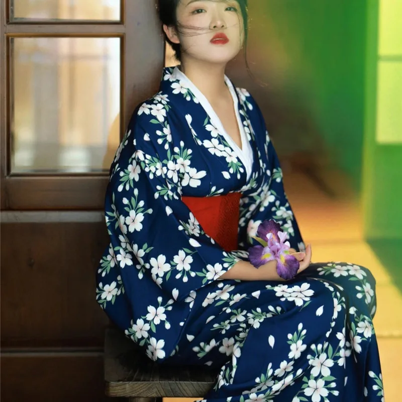 Mulher japonesa tradicional quimono com vermelho obi impressão floral asiático yukata haori roupão palco mostrar traje fotografia vestir