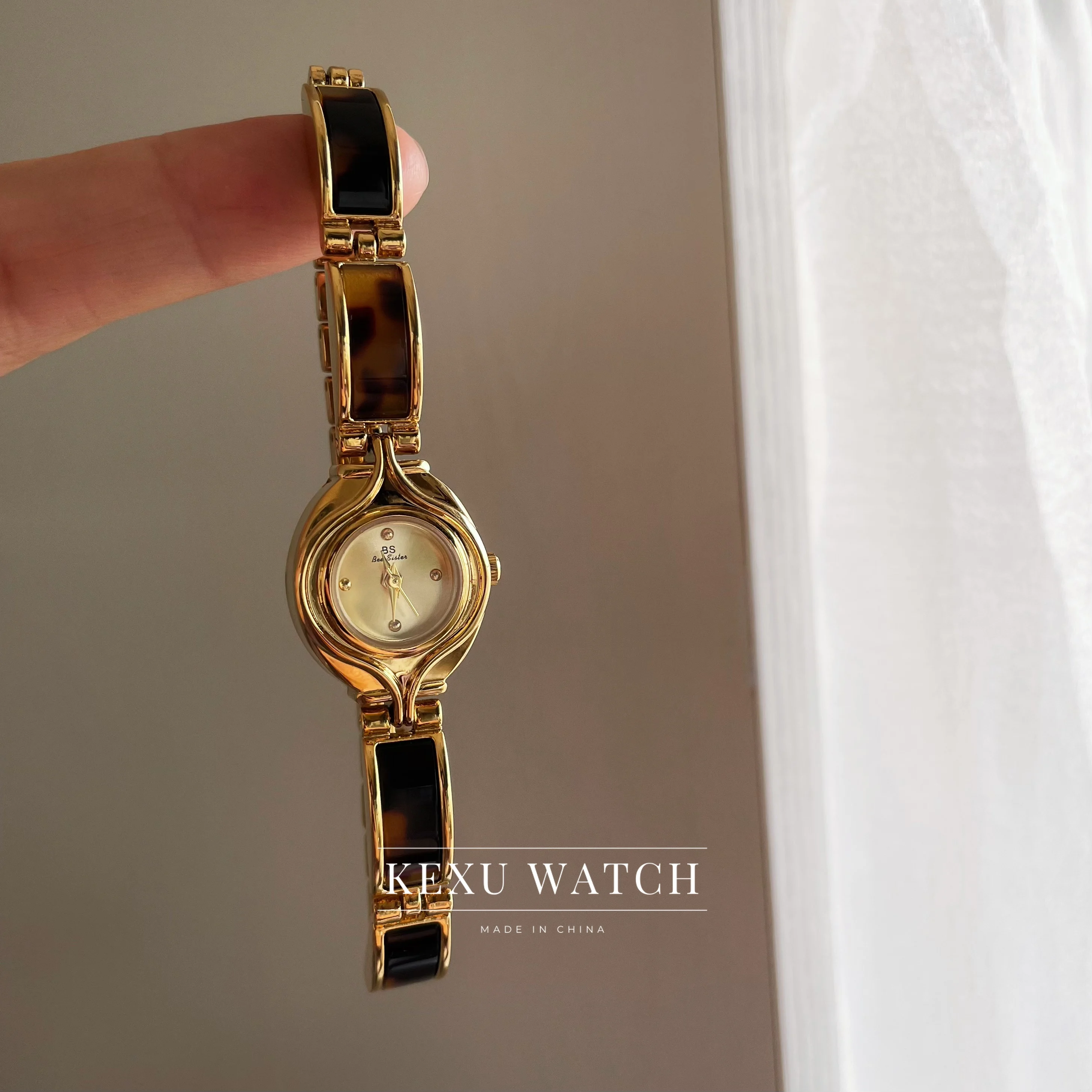 BS Watch Relógio feminino com pulseira redonda de inspiração vintage com mostrador dourado/branco, delicado relógio acrílico marrom para mulheres