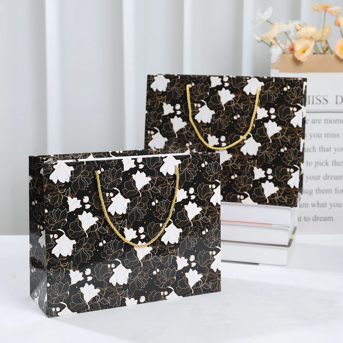 

Portable Floral Theme Paper Gift Packing Bag for Mother's Day Wedding Birthday Party Favors Gift Packaging Box Party Decoration