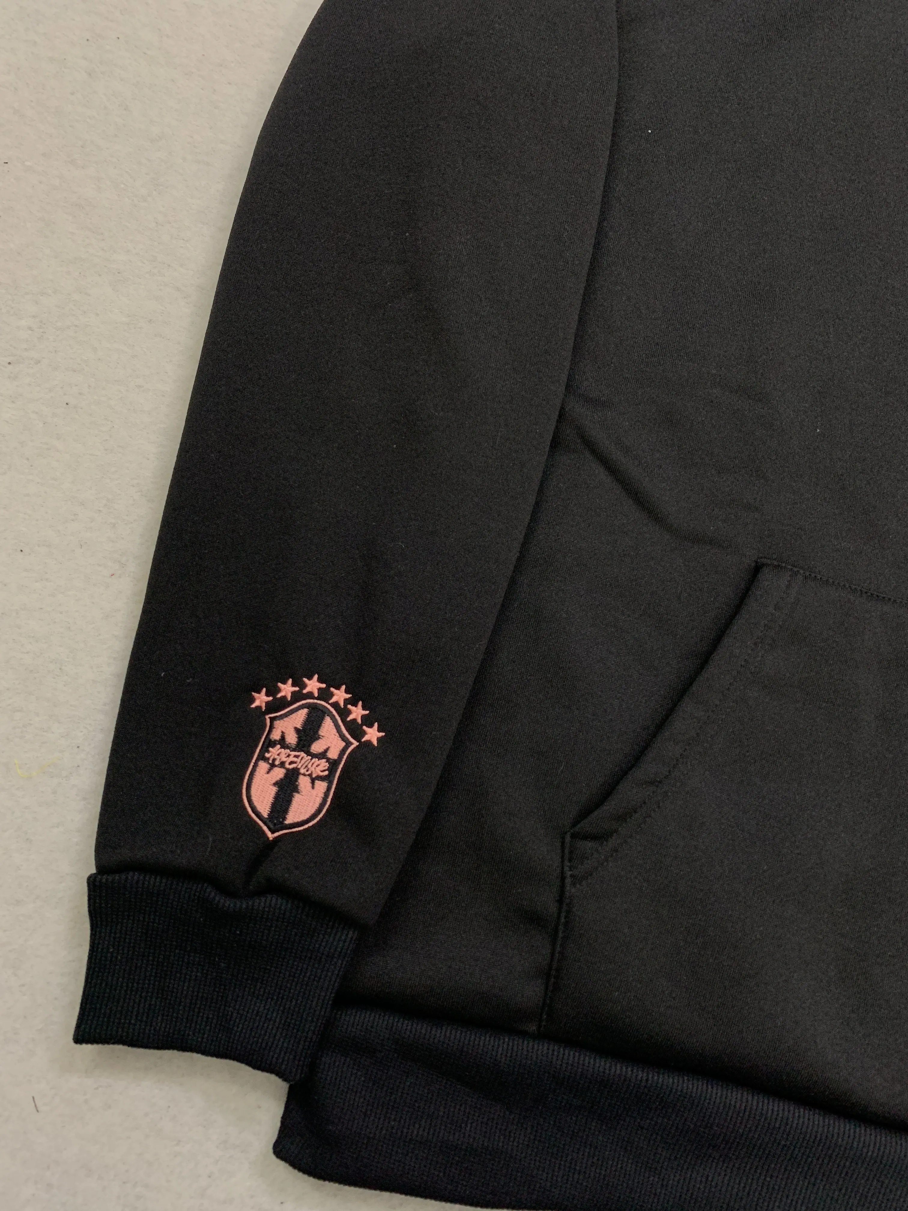 Mode und Freizeit Neuer Sportlicher Kapuzenpullover mit Fußballmannschafts-Stickerei Design Persönlicher Street-Style Pullover Unisex. – Detail 6