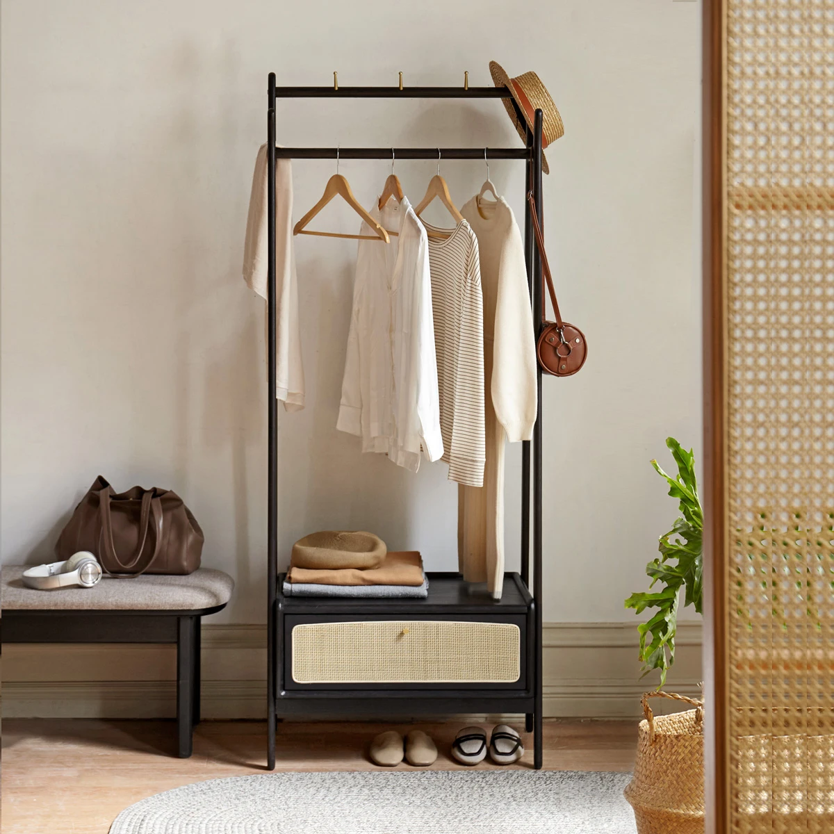 Solid wood movable bedroom bed hanger