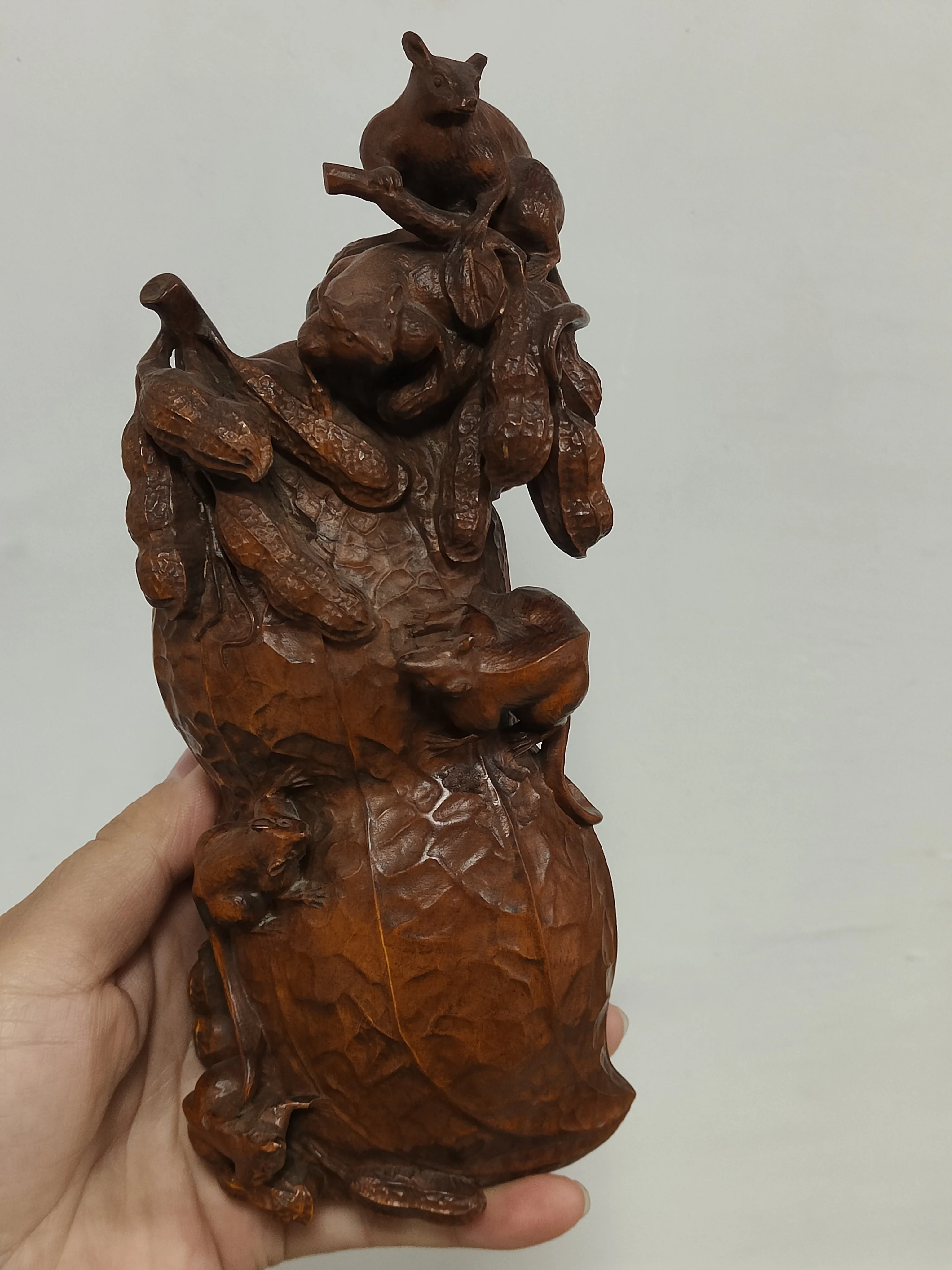 

China boxwood solid wood crafts peanut decoration business is booming five rats send money