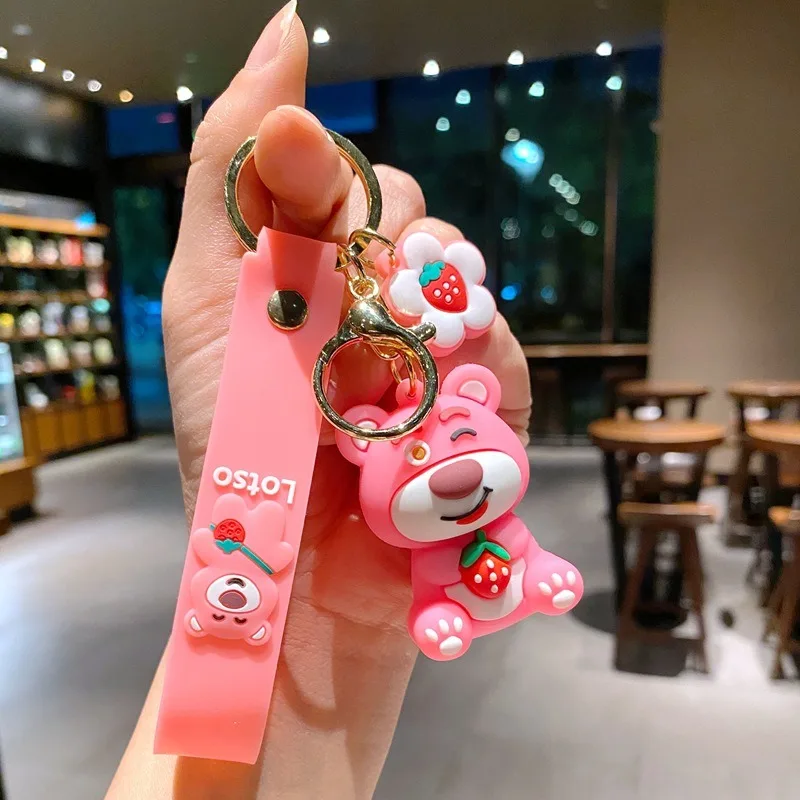 漫画風イチゴの超可愛いクマキーホルダーペンダント、キュートなカップルカーキーホルダーペンダント、PVCドールスクールバッグペンダントキーホルダー