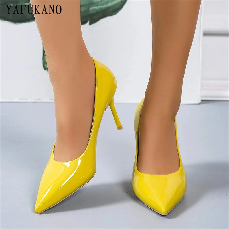 Plus Size décolleté da donna moda Sexy tacchi alti in pelle verniciata giallo nero bianco scarpe da sposa per feste Lady Stiletto Pumps 2024